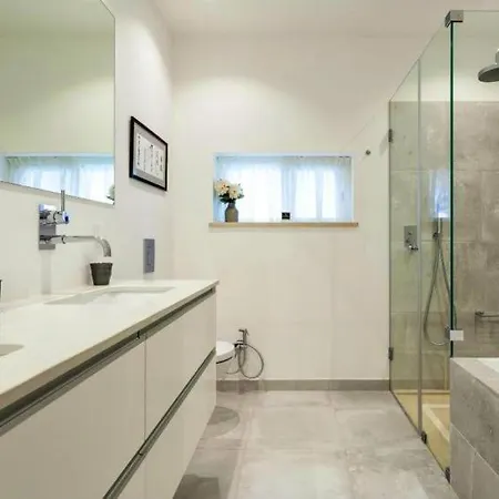 Sleeps 7 Pool Air Con Wifi